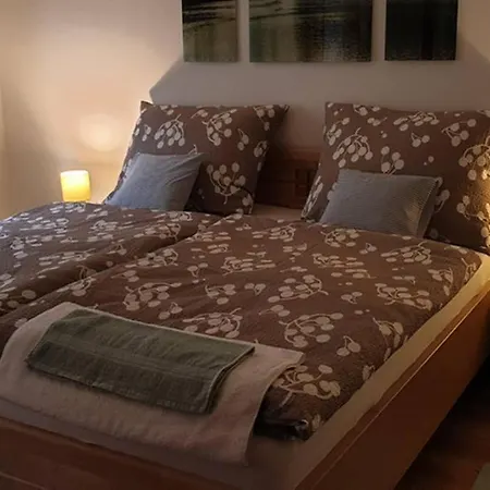 Mia Apartman, Айзенэрц