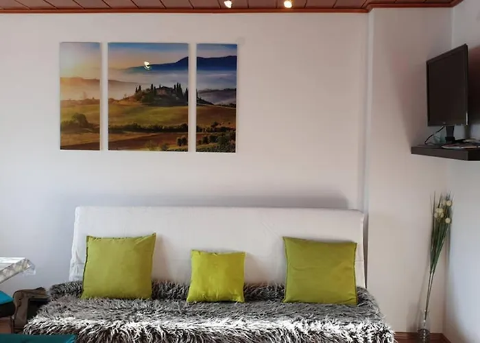 Mia Apartman, شقة إيسينيرزير